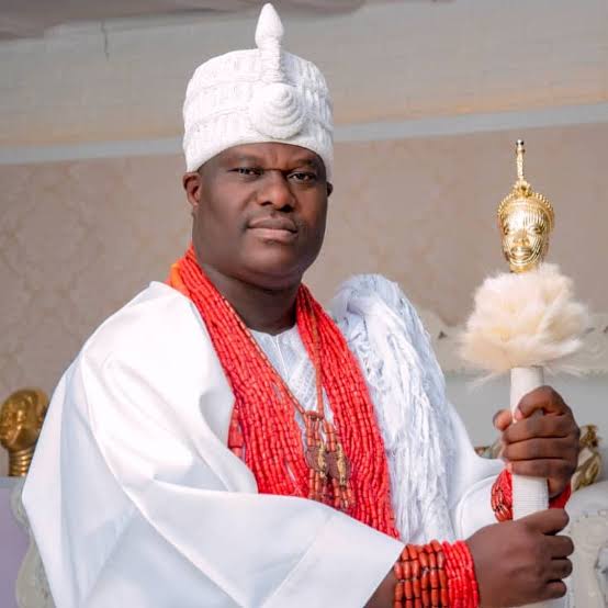 Ọọ̀ni of Ifẹ̀ royal regalia